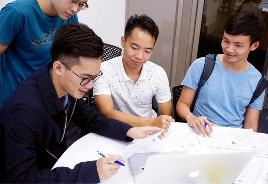 Tiến sĩ Ðinh Ngọc Khang (ngồi ngoài cùng bên trái) cùng các thành viên điều hành Quỹ học bổng Ðồng hành Singapore Ảnh: NVCC