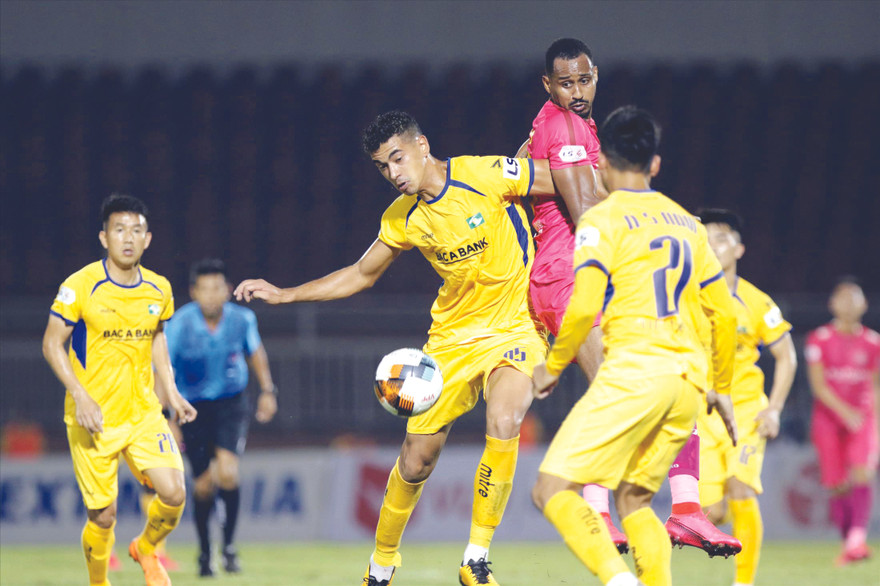 Các cầu thủ mong chờ ngày V-League trở lại Ảnh: HỮU PHẠM