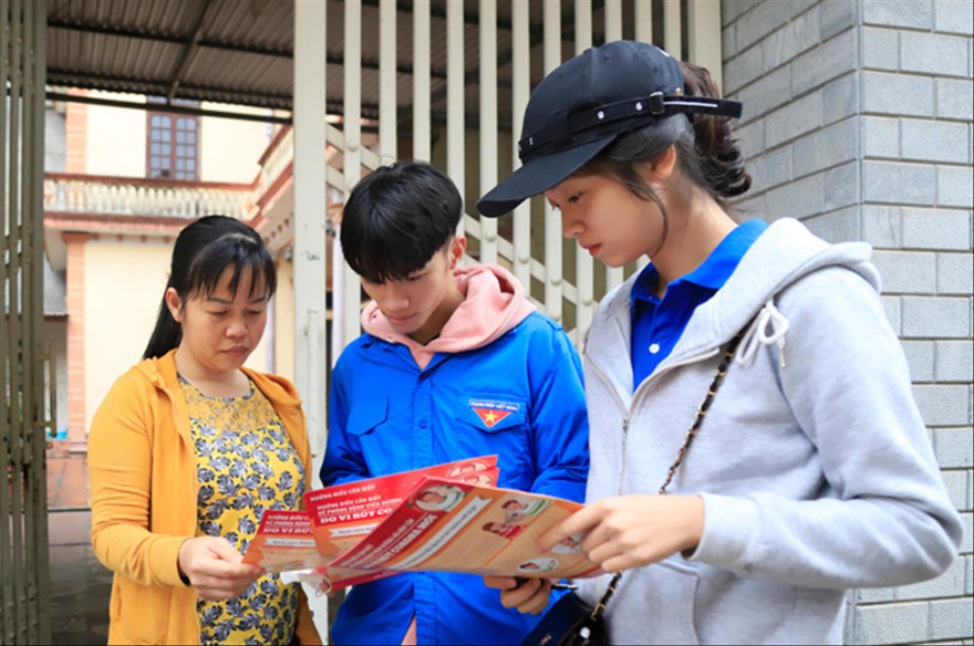 Ðoàn viên thanh niên phát tờ rơi tuyên truyền về phòng, chống dịch COVID-19 đến người dân