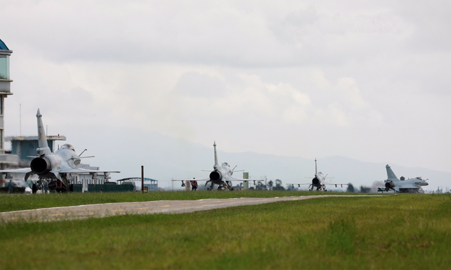 Các máy bay thuộc Quân khu Phương Nam của Trung Quốc nối đuôi trên một đường băng hồi đầu tháng 8 Ảnh: Chinamil