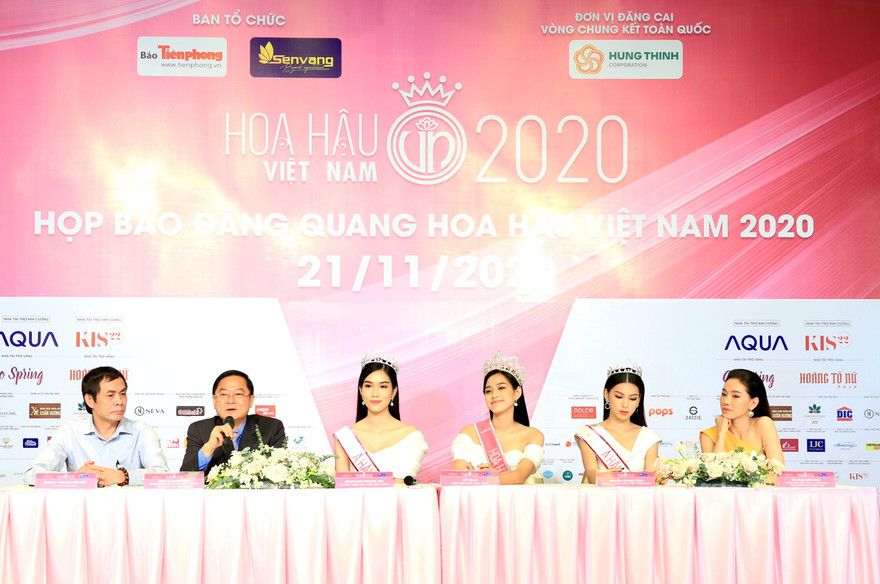 Ban tổ chức và TOP 3 trao đổi cùng báo giới sau đêm đăng quang Ảnh: HỒNG VĨNH 