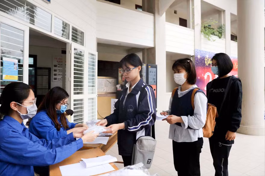 Phát khẩu trang miễn phí cho sinh viên Ảnh: Diệp Anh