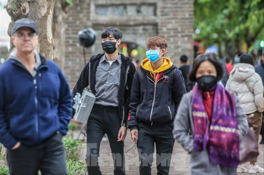 Khách du lịch quanh hồ Hoàn Kiếm Ảnh: Duy Phạm