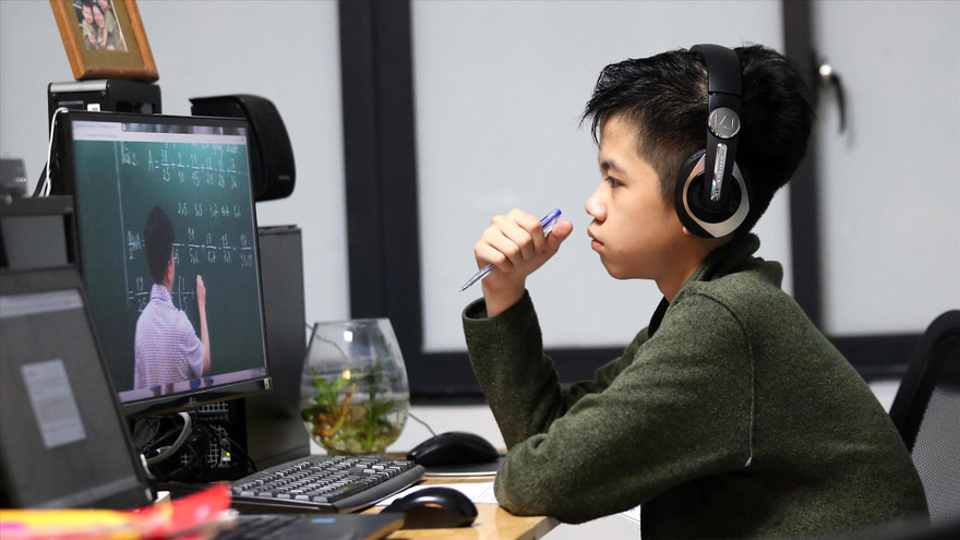 Học sinh đang học trực tuyến Ảnh: Như Ý
