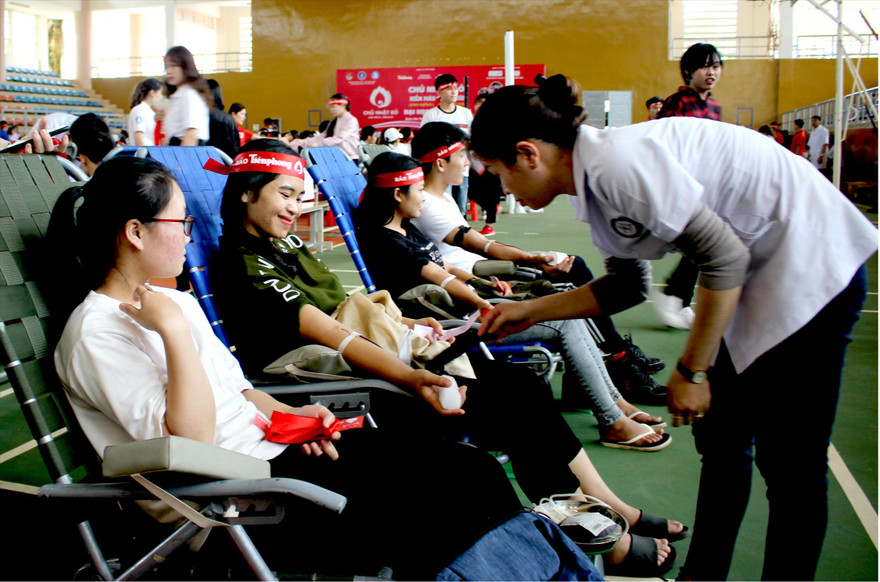 Sinh viên trường Đại học Tây Nguyên hiến máu tại Chủ nhật Đỏ 2019 