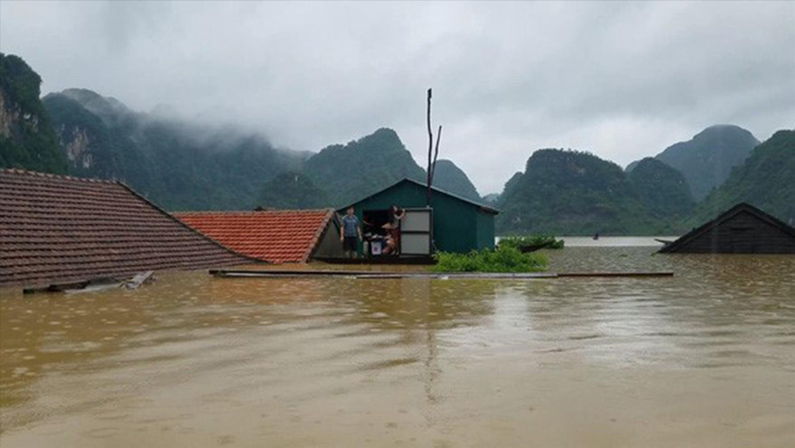 Trong khi nhiều nhà ngập lút, thì người ở nhà phao chống lũ vẫn cao ráo, bình thường (ảnh tại vùng lũ Tân Hóa, Minh Hóa, Quảng Bình đợt lũ vừa qua). Ảnh: Quốc Nam