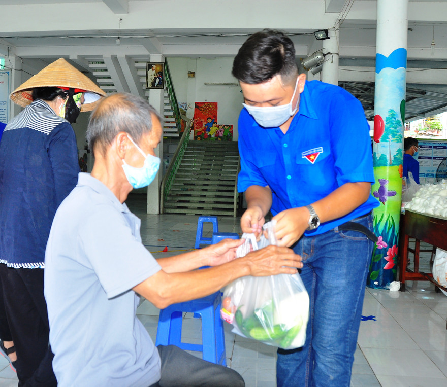 Người dân nghèo đến nhận thực phẩm từ Siêu thị yêu thương 0 đồng ẢNH: HÒA HỘI 