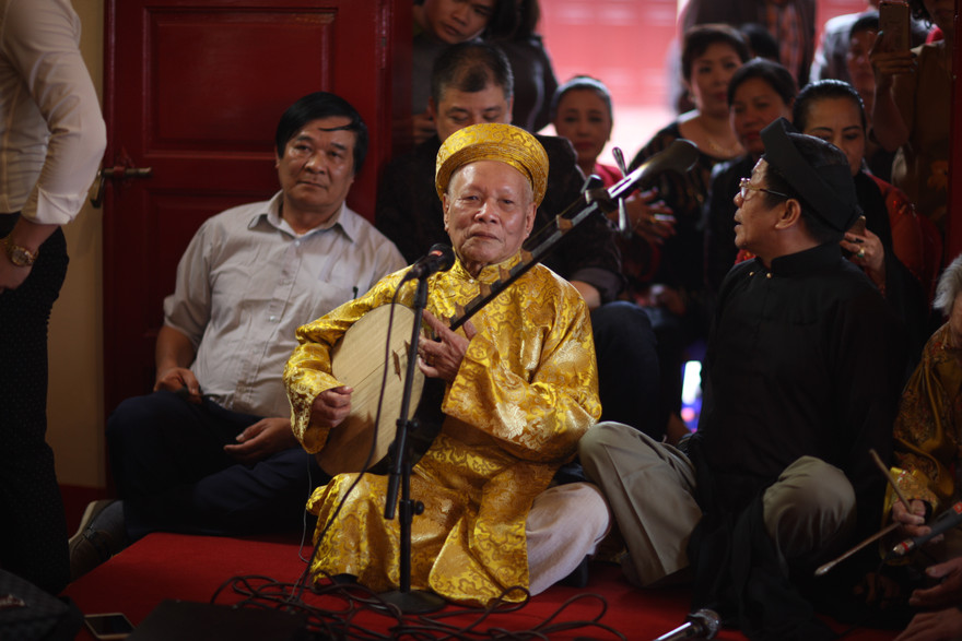 Nghệ nhân chầu văn Nguyễn Văn Tuất