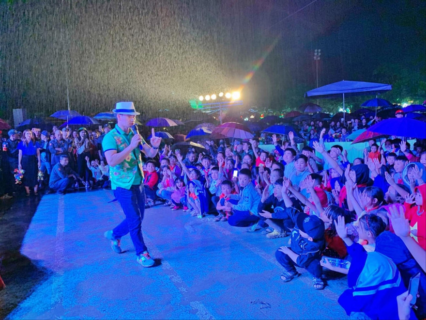 Nghệ sĩ Xuân Bắc giao lưu văn nghệ với thiếu nhi Mèo Vạc, Hà Giang tại đêm hội “Trăng rằm soi sáng bản em” Ảnh: PV