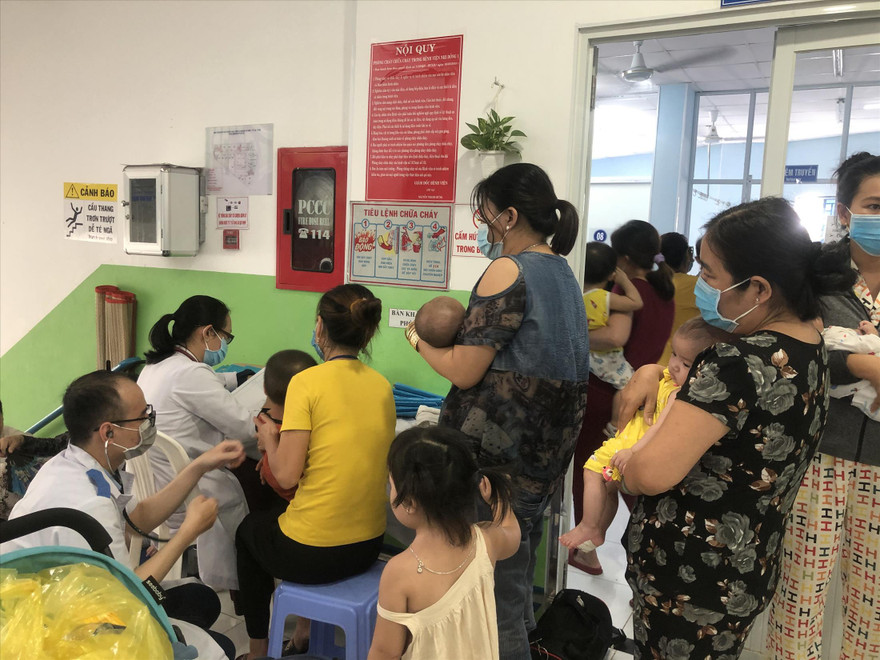 Bệnh nhi mắc bệnh hô hấp tăng cao (ảnh chụp tại Bệnh viện Nhi đồng 1 ngày 23/10) 