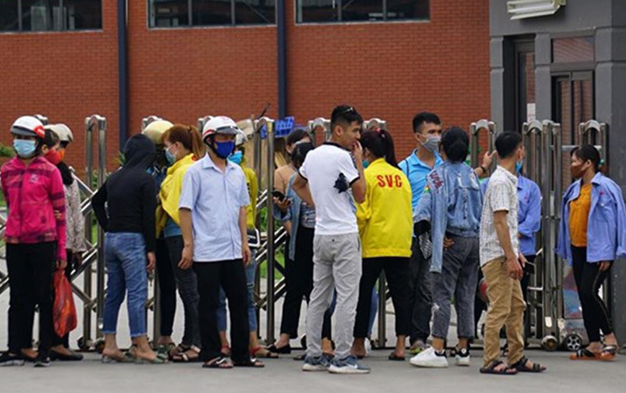 Công nhân đến trụ sở Công ty Shop-Vac ở Hải Dương đòi tiền lương và bảo hiểm. Ảnh: Nguyễn Hoàn