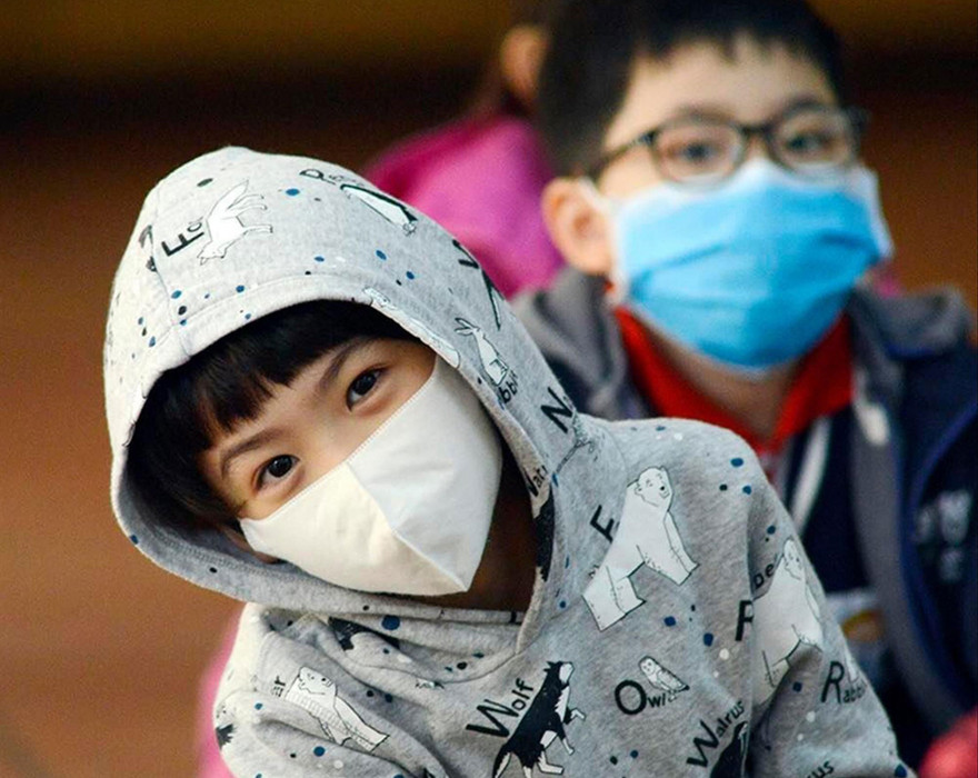Học sinh đeo khẩu trang kín mít trong giờ học