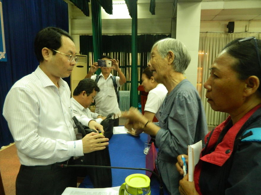 Người dân ở Thủ Thiêm trình bày bức xúc với đại biểu Nguyễn Văn Hiếu, Chủ nhiệm Ủy ban Kiểm tra Thành ủy sau buổi tiếp xúc cử tri