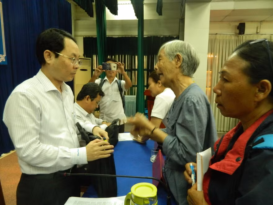 Người dân ở Thủ Thiêm trình bày bức xúc với đại biểu Nguyễn Văn Hiếu, Chủ nhiệm Ủy ban Kiểm tra Thành ủy sau buổi tiếp xúc cử tri