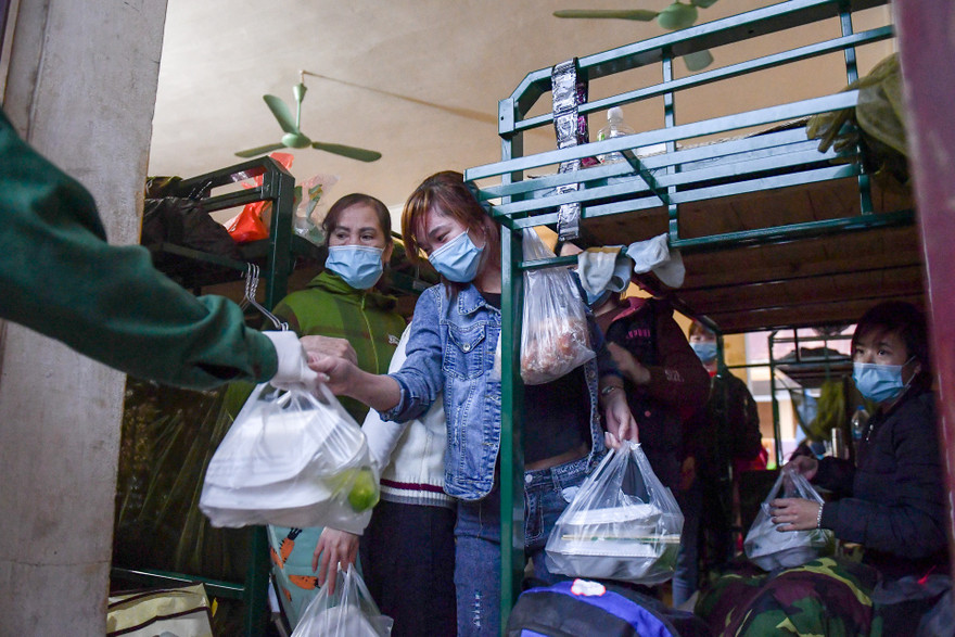  Ngoài miễn phí khám chữa bệnh, người bị Covid-19 có tham gia BHXH khi nghỉ việc để thực hiện cách ly, điều trị còn được hưởng chế độ ốm đau Ảnh: PV