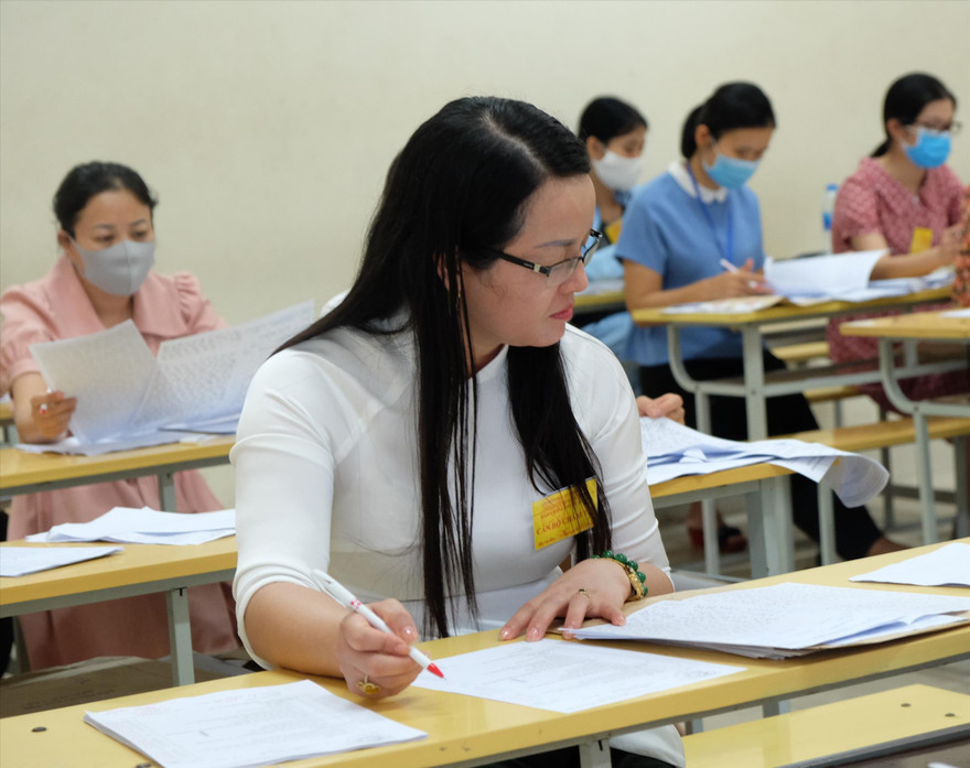 Chấm thi môn Ngữ văn tại kỳ thi tốt nghiệp THPT 2020 (ảnh có tính minh họa) Ảnh: Nghiêm Huê