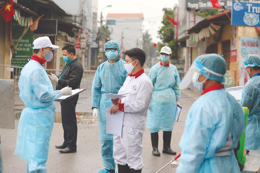 Lực lượng chức năng phong tỏa khu vực liên quan đến bệnh nhân số 243 ở Hạ Lôi, Mê Linh Ảnh: Hoàng Mạnh Thắng