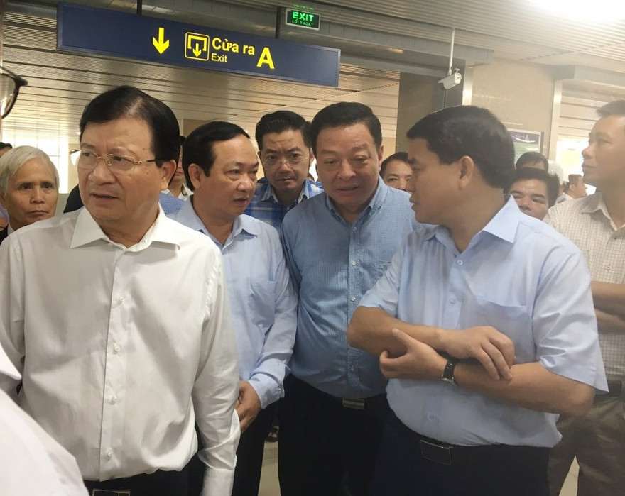 Chủ tịch HĐTV - Tổng Giám đốc Hà Nội Metro Vũ Hồng Trường tháp tùng lãnh đạo Chính phủ và lãnh đạo thành phố trong một lần thị sát, kiểm tra tàu chạy thử