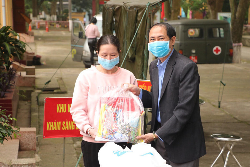 Bà Lăn (bìa trái) nhận hỗ trợ kinh phí, an tâm trở về gia đình Ảnh: DC 