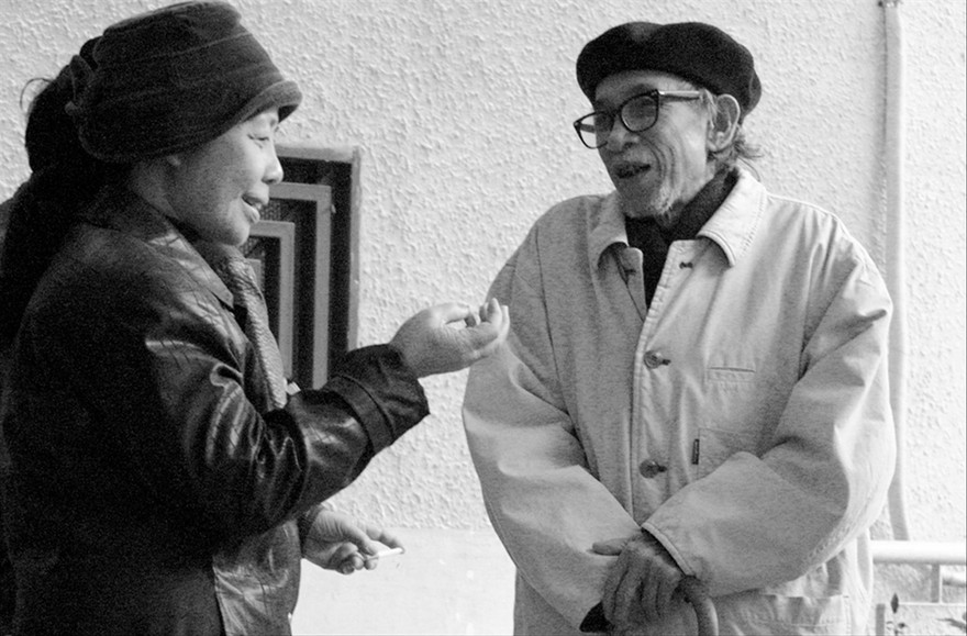 Nhà văn Kim Lân và nhà văn Lê Minh Khuê, 2005 . Ảnh: NGUYỄN ÐÌNH TOÁN 