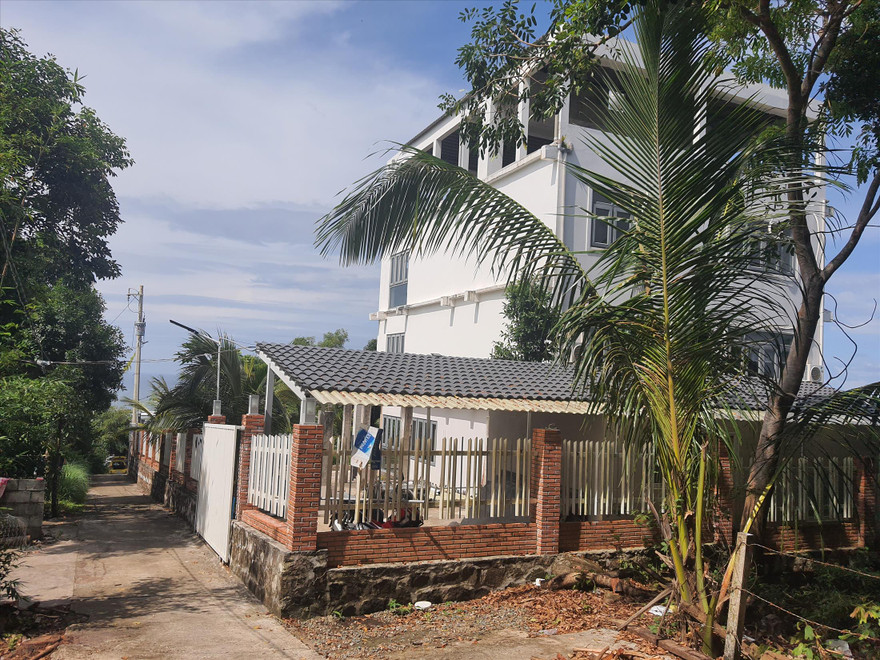  Biệt phủ xây dựng trái phép giữa đường, trên núi Ðiện Tiên (Phú Quốc), trong vùng dự án gây bức xúc dư luận Ảnh: Hồng Lĩnh