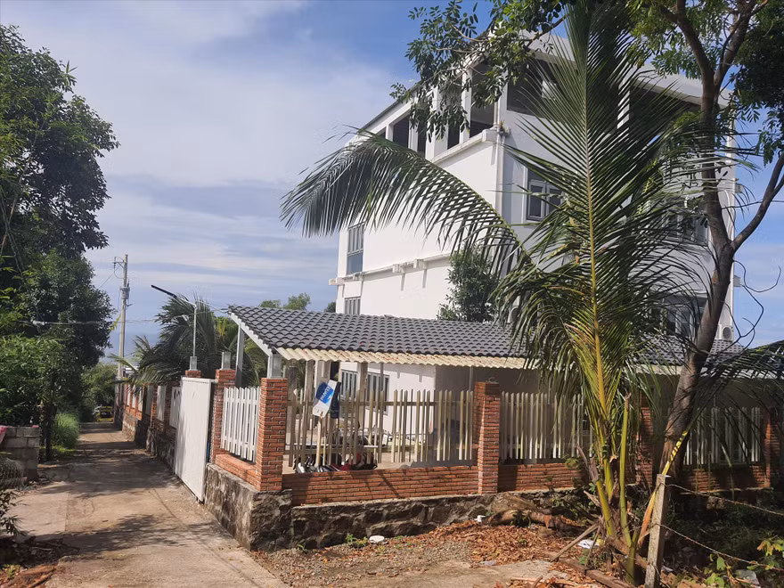  Biệt phủ xây dựng trái phép giữa đường, trên núi Ðiện Tiên (Phú Quốc), trong vùng dự án gây bức xúc dư luận Ảnh: Hồng Lĩnh