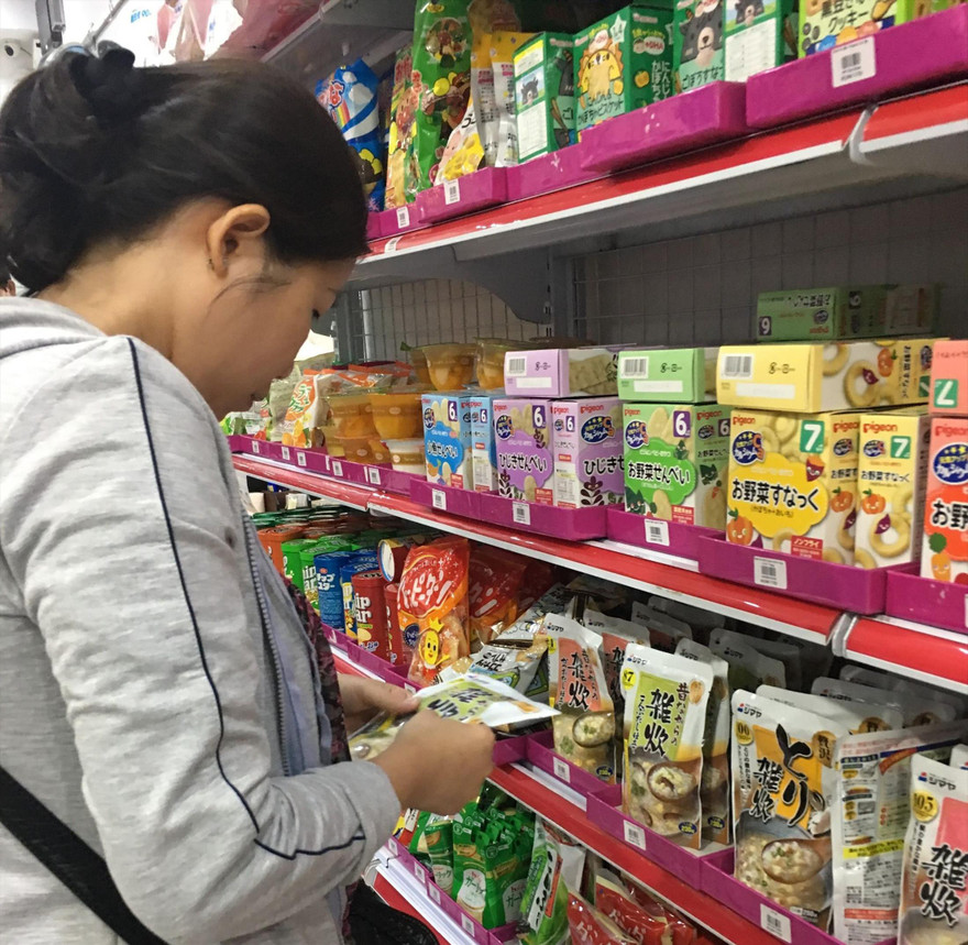 Nhiều mặt hàng xách tay được bày bán chung với hàng có “chứng minh thư” 