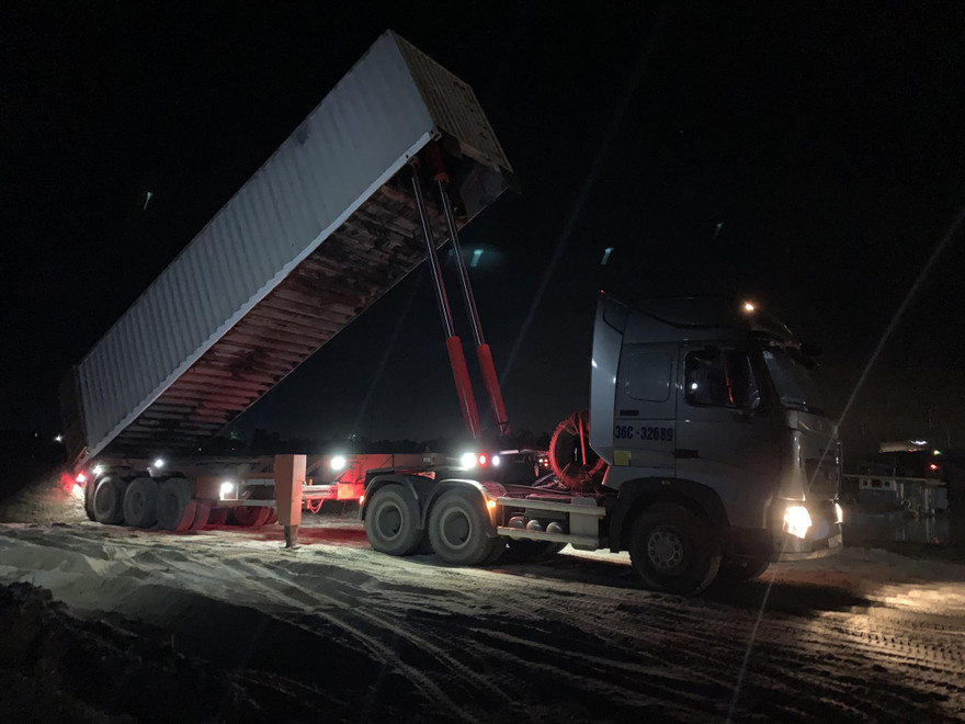 Một xe container được hoán cải thành xe ben “khủng” chở cát Ảnh: Võ Hóa 