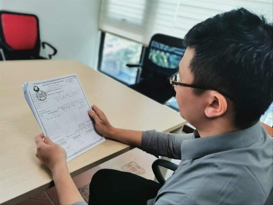 Học viên Trần Khắc D trình bày nguyện vọng muốn được Trường ÐH Ðông Ðô trả lại học phí đã nộp. Ảnh: Nghiêm Huê