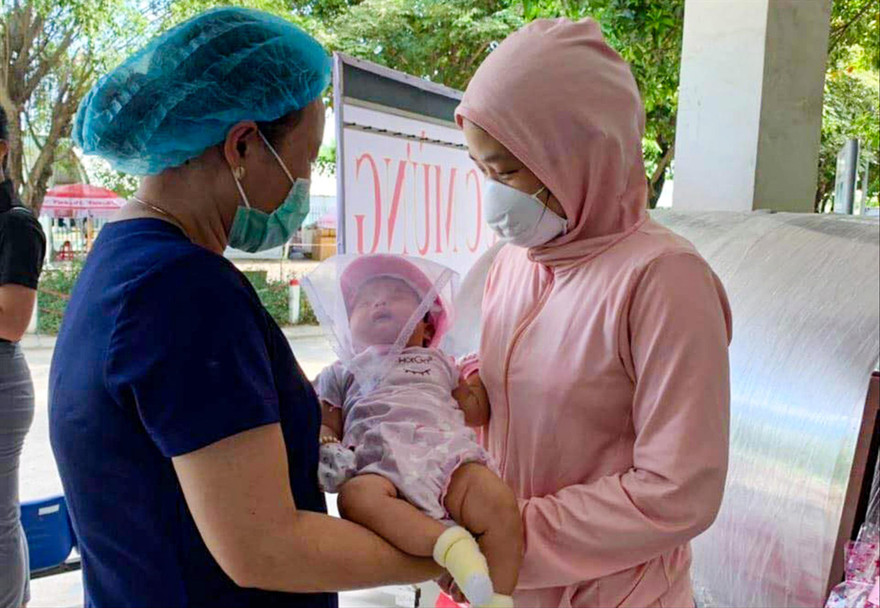 Bệnh nhân COVID-19 nhỏ tuổi nhất ở Ðà Nẵng đã chiến thắng COVID-19 Ảnh: Nguyễn Thành