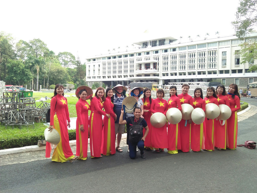 HDV Xuân Tú (áo đen) mong muốn dịch bệnh sớm bị đẩy lùi để anh và các đồng nghiệp tiếp tục được làm công việc bao năm gắn bó và yêu thích