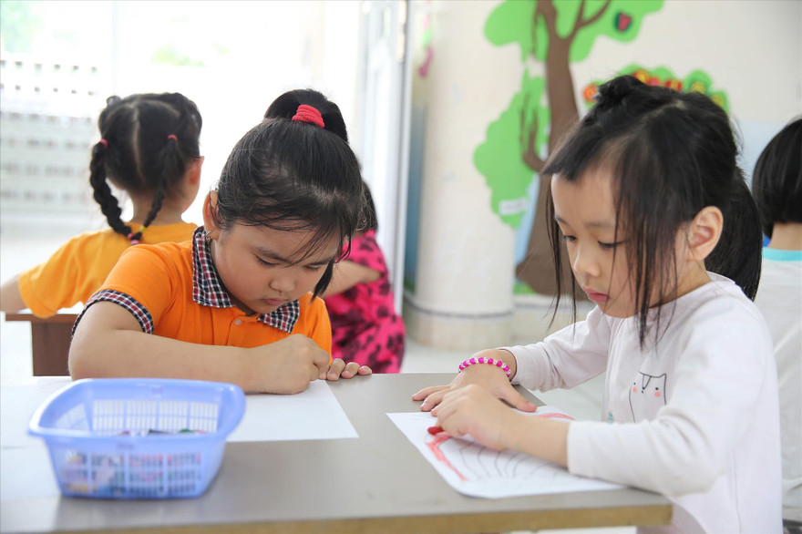 Ðội ngũ thiếu dẫn đến áp lực nặng nề đối với giáo viên đứng lớp, tiềm ẩn nguy cơ mất an toàn, hạn chế trong nâng cao chất lượng chăm sóc giáo dục trẻ Ảnh: Thế Ðạ