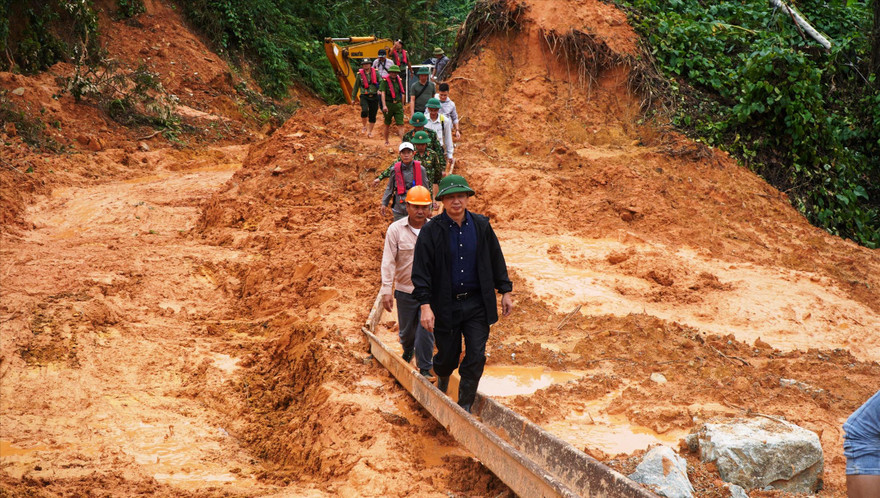 Lãnh đạo tỉnh TT-Huế cùng lực lượng chức năng có mặt tại hiện trường Rào Trăng​3 để tìm kiếm nạn nhân mất tích