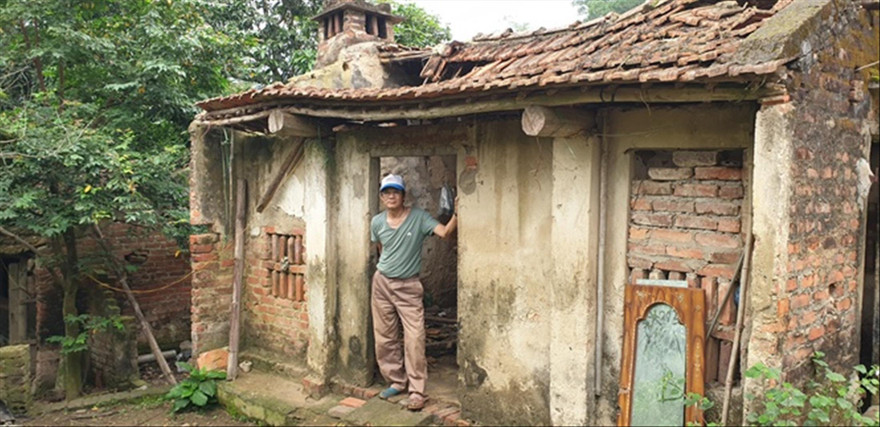 Người dân ở ngôi nhà cấp 4 xuống cấp ở Minh Tân đang ngóng chờ từng ngày được phép xây dựng Ảnh: Văn Việt