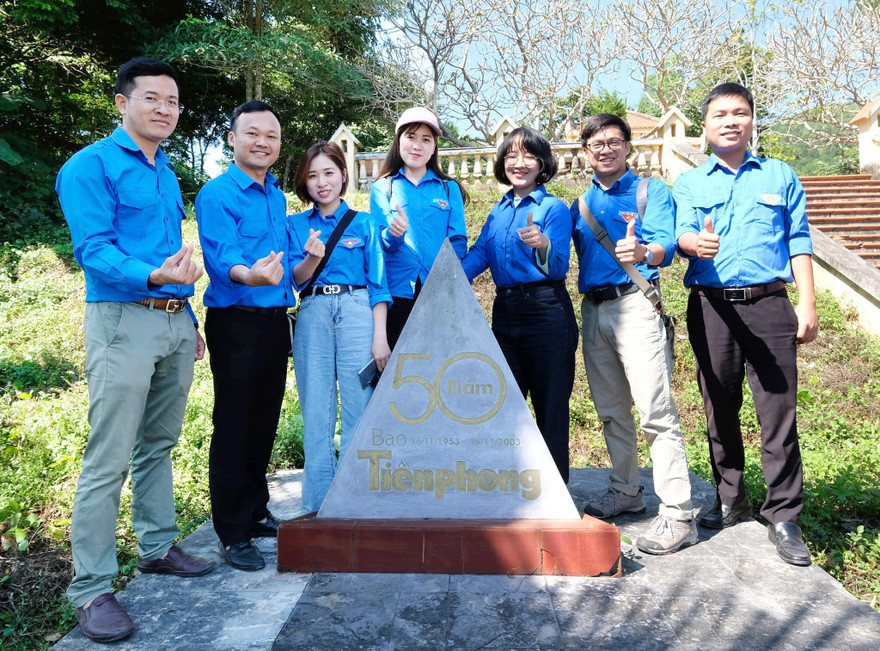 Phóng viên trẻ báo Tiền Phong tự hào về nguồn dịp 67 năm ra số báo đầu tiên Ảnh: Hoàng Mạnh Thắng 