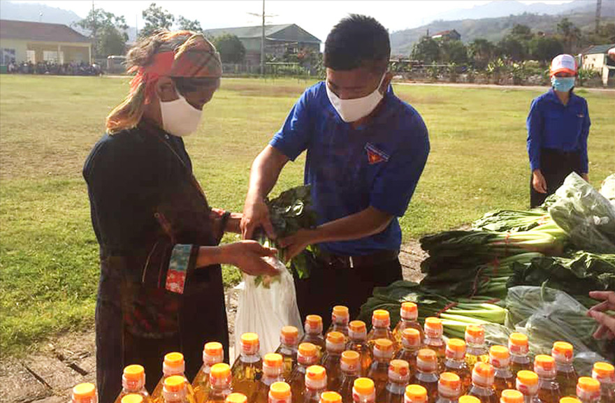 Ðoàn viên thanh niên trao tặng quà cho người có hoàn cảnh khó khăn 