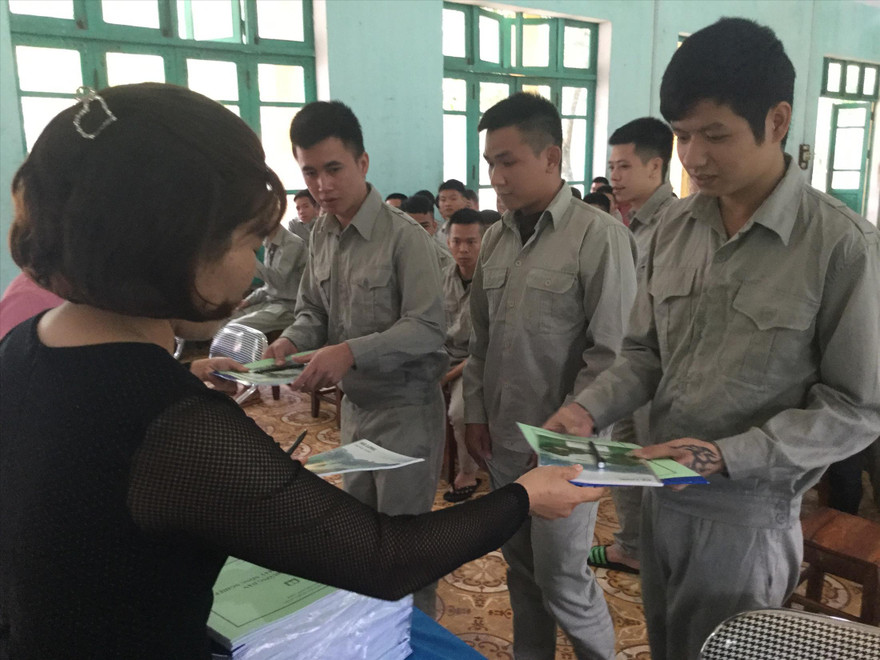 Các học viên được phát sách vở, tài liệu học tập 