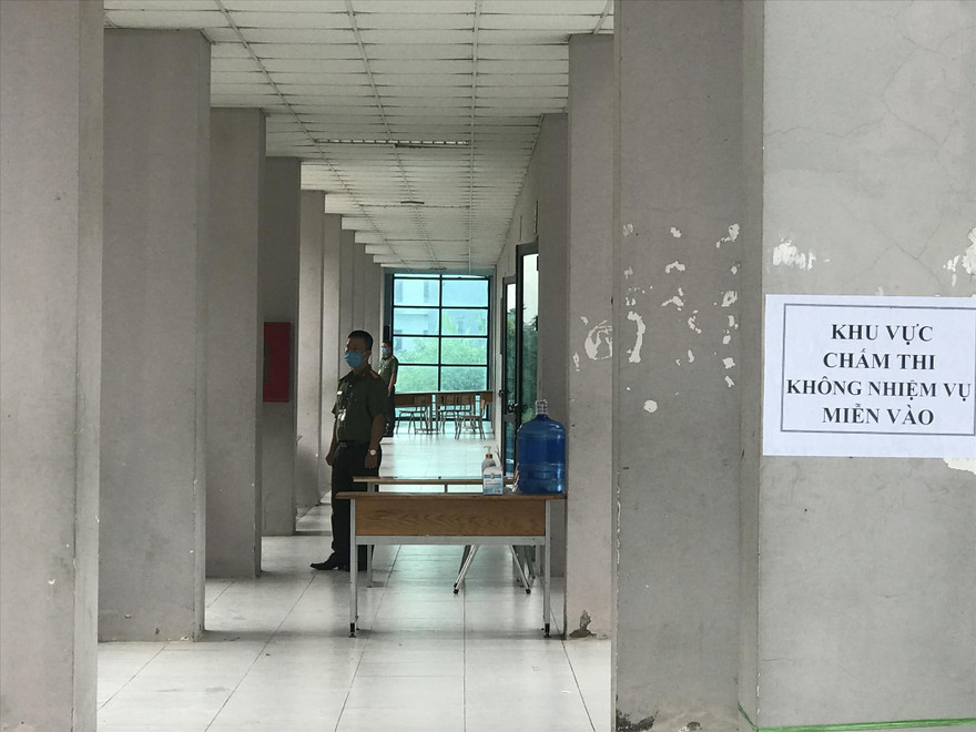 Khu vực chấm thi được bảo vệ cẩn mật Ảnh: Mỹ Hà 