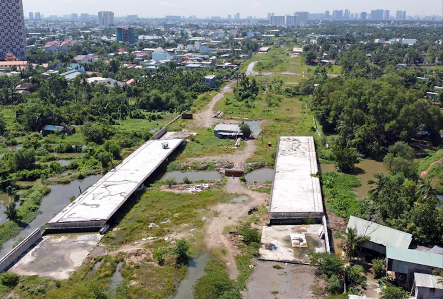 Ðường Vành đai 2 (nhìn từ trên cao) còn nhiều đoạn đang thi công dang dở, chậm tiến độ 