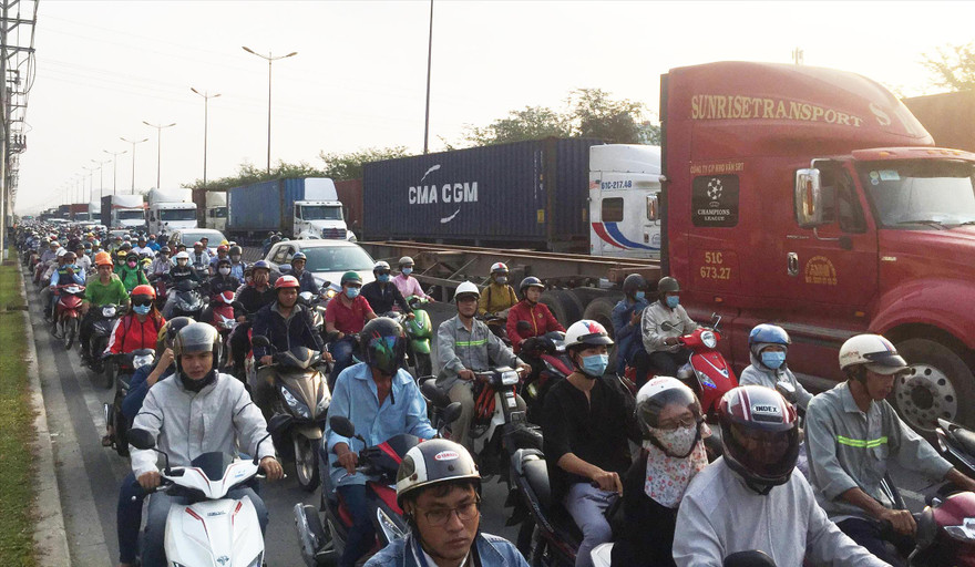 Lưu thông bên cạnh xe container là nỗi sợ hãi của người đi xe máy. Ảnh: Ngô Bình 