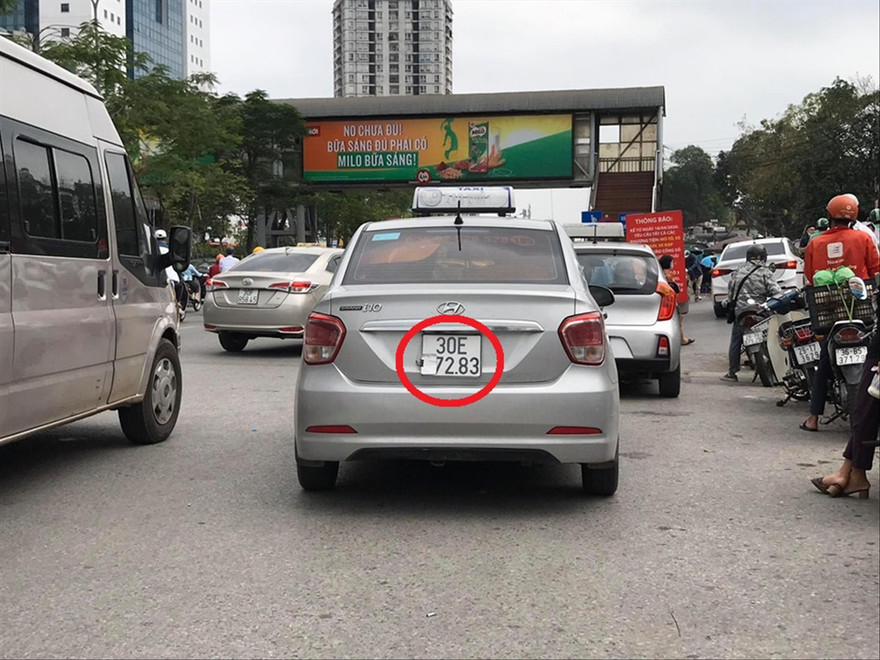 Taxi che dùng sơn, giấy… che biển số, trốn camera giám sát giao thông Ảnh: Ðức Anh 