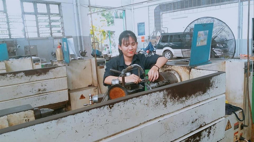 Ðỗ Thị Thu Hiền tại xưởng thực hành 