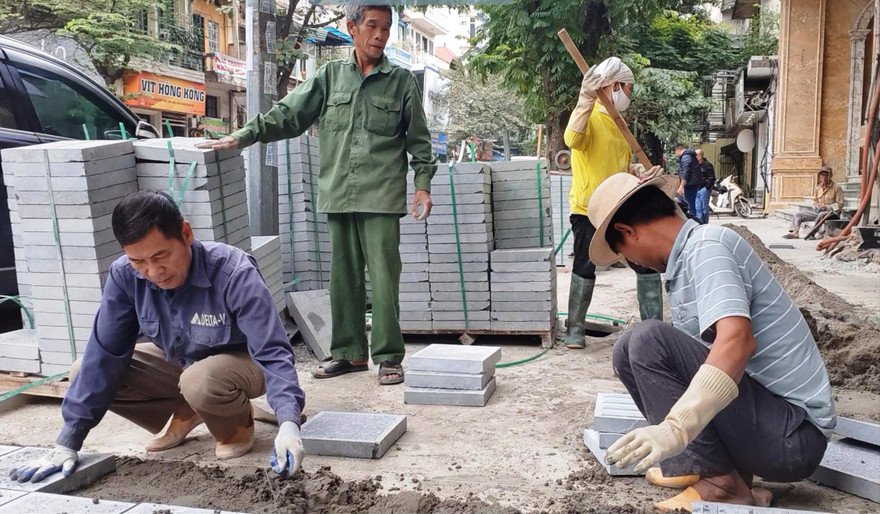 Công nhân thi công lát đá tại công trường ở phố Hòa Mã (Hai Bà Trưng) 