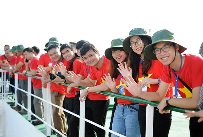 Anh Bùi Quang Huy, Bí thư T.Ư Đoàn, Chủ tịch T.Ư Hội SVVN (thứ 4, từ phải qua) tham gia Hành trình “Tuổi trẻ vì Biển đảo quê hương” năm 2018