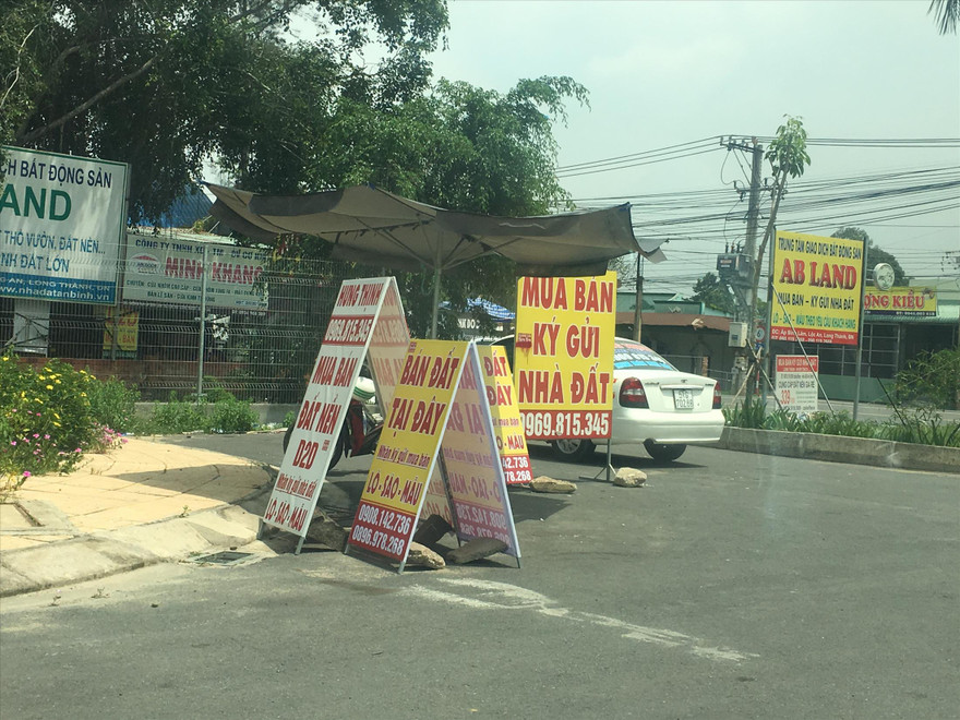 Ðất “sân bay” được rao bán tràn ngập 