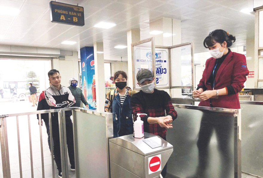 Ngoài đeo khẩu trang, các bến xe của Công ty CP Bến xe Hà Nội còn yêu cầu khách rửa tay sát khuẩn trước khi vào bến