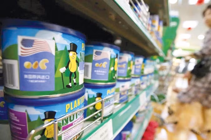 Người tiêu dùng Trung Quốc sẽ phải trả nhiều tiền hơn nếu muốn mua nông sản Mỹ. Ảnh: Reuters.