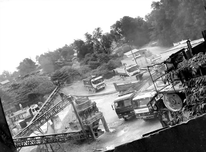 Đại công trường đã bất chấp lệnh cấm của chính quyền. Ảnh: L.N