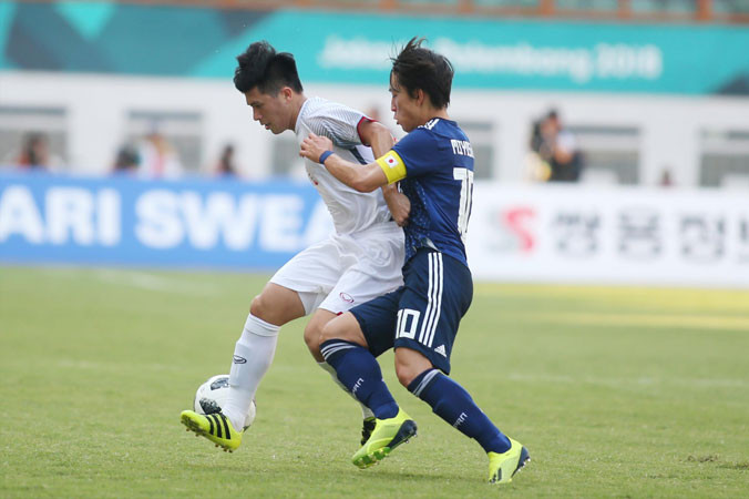 Nếu trung vệ Ðình Trọng (trái) không thể ra sân ở trận đấu tối nay, đó sẽ là một tổn thất không nhỏ với hàng thủ Olympic Việt Nam. Ảnh: VSI.