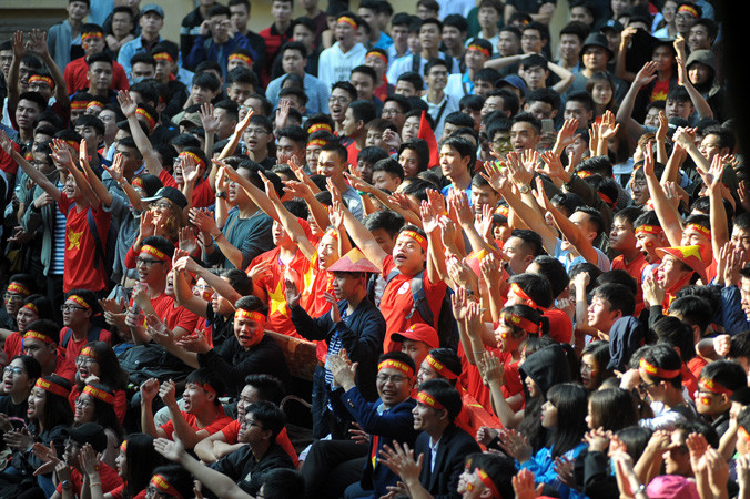 Sinh viên tập trung theo dõi bóng đá ở ký túc xá. Ảnh: Xuân Tùng.